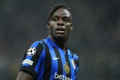 Obrońca Interu Mediolan zainteresowany przygodą w Premier League. Dwa kluby podchwyciły temat